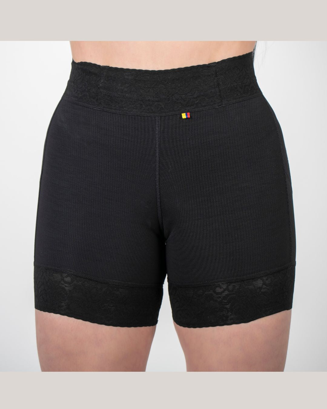 SHORT LEVANTA COLA MEDIO MUSLO
